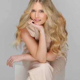 Amy De Bhrún