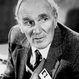 Desmond Llewelyn