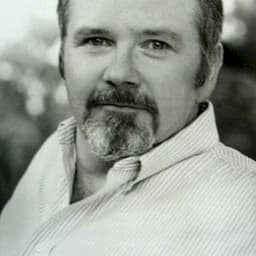 Tom Riis Farrell