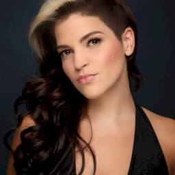 Paola Lázaro