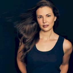 Laura Mennell